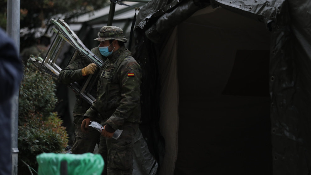 Soldados del Mando de Ingenieros de Salamanca del Ejército de Tierra, una unidad de 34 militares, cargan material para instalar un hospital provisional