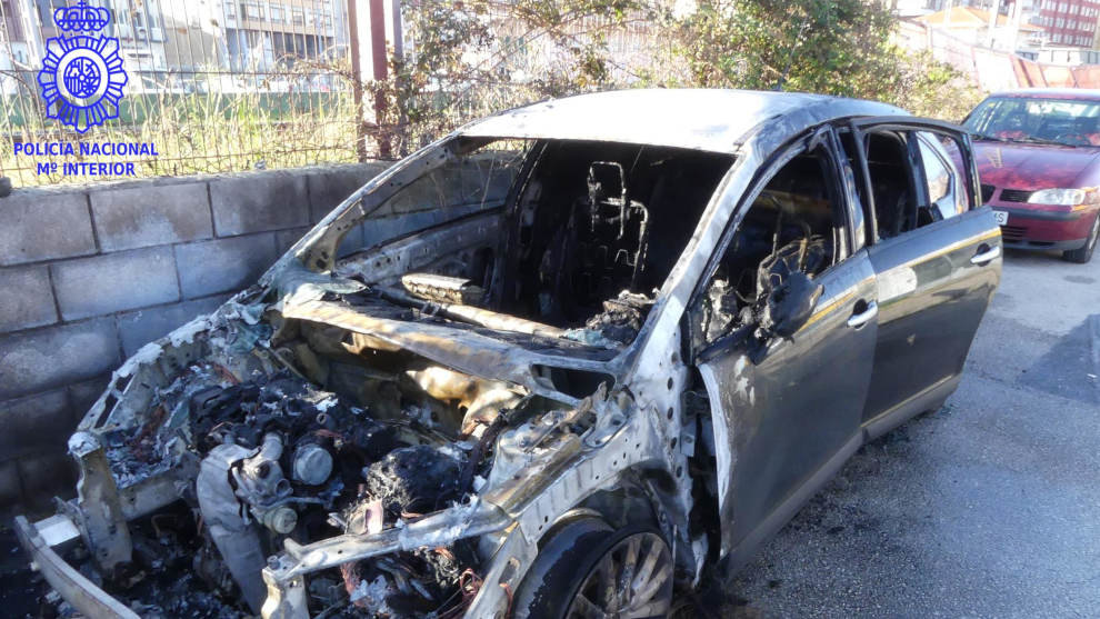 Uno de los vehículos incendiados en Torrelavega
