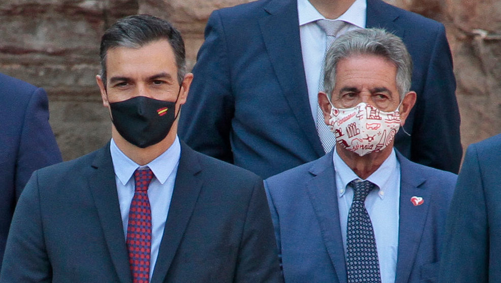 El presidente de España, Pedro Sánchez, y el presidente autonómico, Miguel Ángel Revilla | Foto: EP