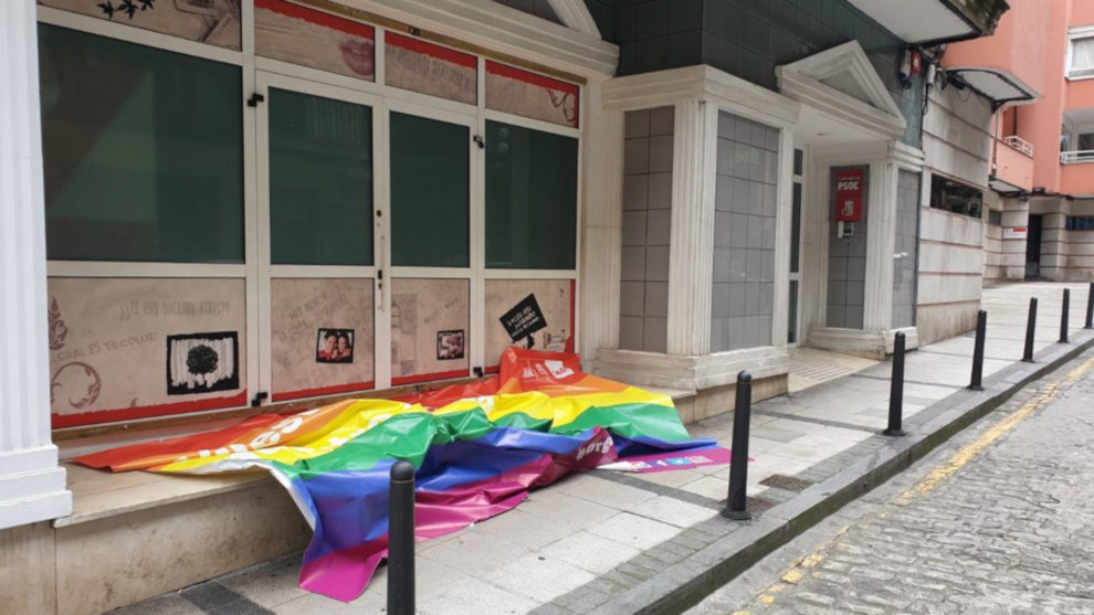 La bandera LGTBI tirada al suelo en la sede del PSOE Foto Twitter