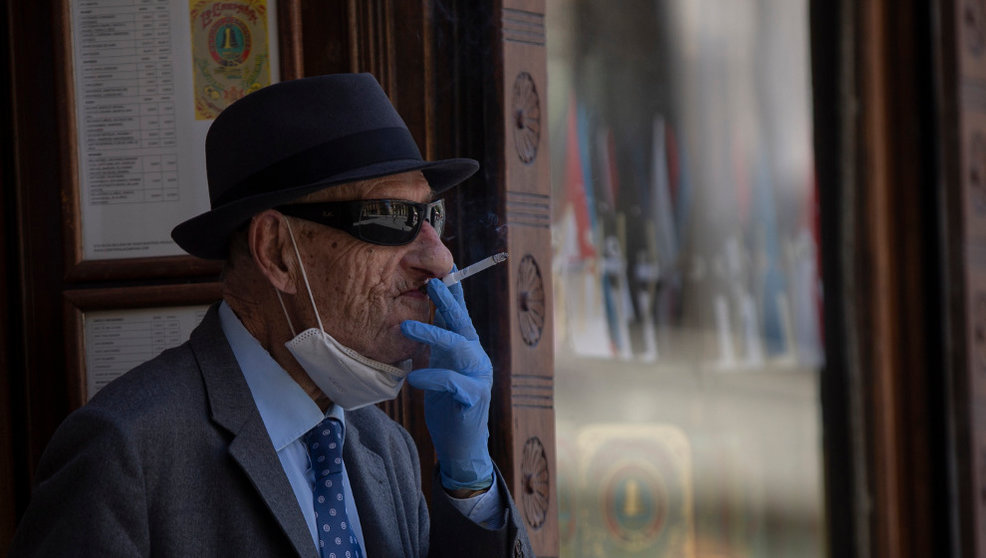 Cantabria va a prohibir fumar en la calle y las terrazas