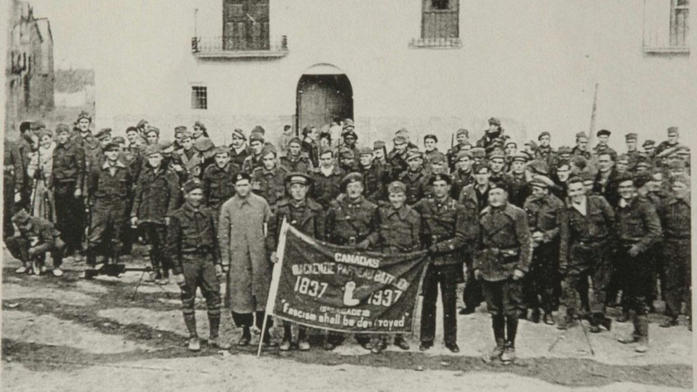 Algunos miembros del Mackenzie-Papineu posan junto a su bandera (foto: Lattin Magazine)