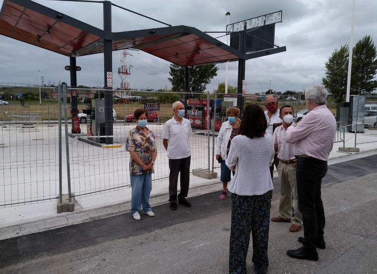 Fuentes Pilas reunido con vecinos de Peñacastillo