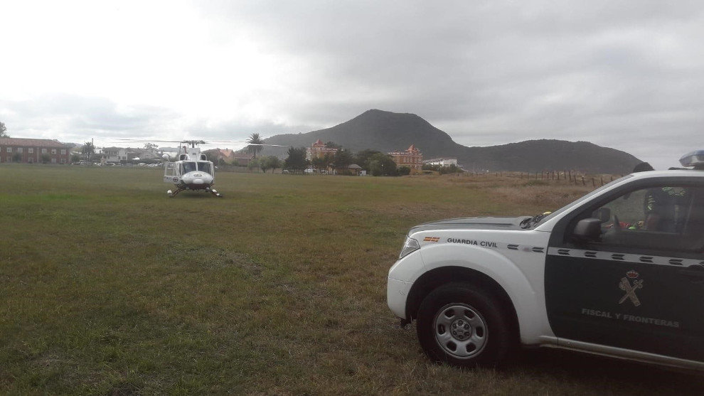 El helicóptero del Gobierno de Cantabria ha trasladado el cuerpo sin vida de un varón desde el Faro del Caballo hasta una zona próxima a El Dueso, en Santoña