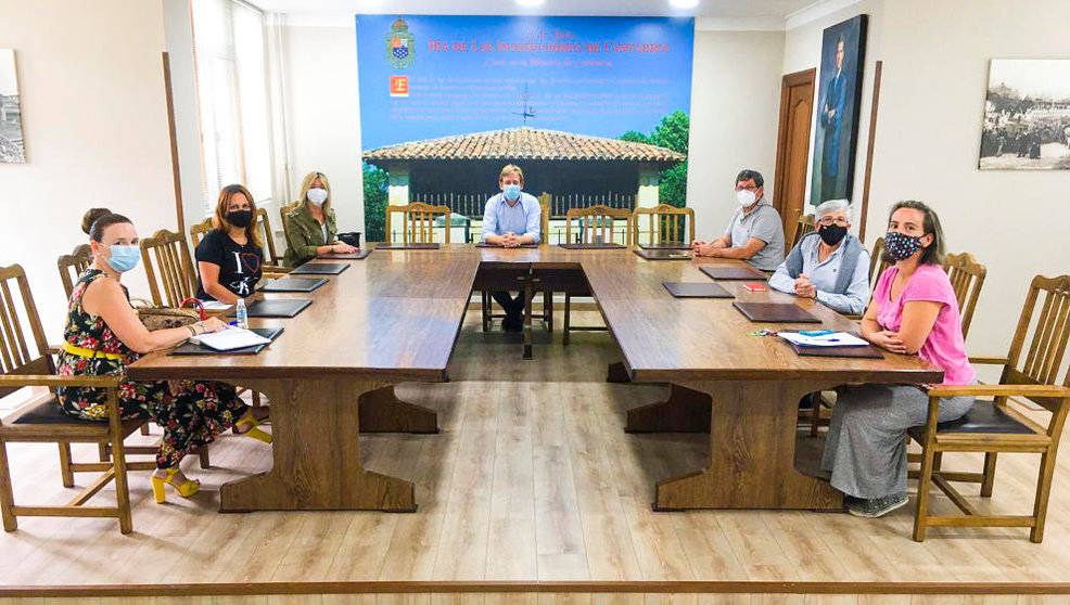 Reunión entre representantes municipales de Reocín y de los colegios