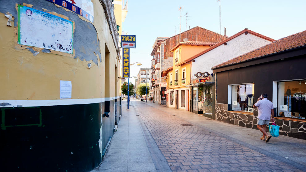 Un hombre camina por una calle vacía durante el primer día de confinamiento relativo en el municipio de Santoña