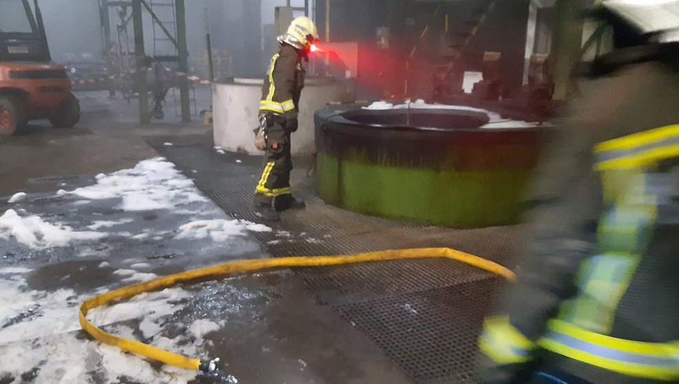 Incendio en una balsa de aceite en Reinosa