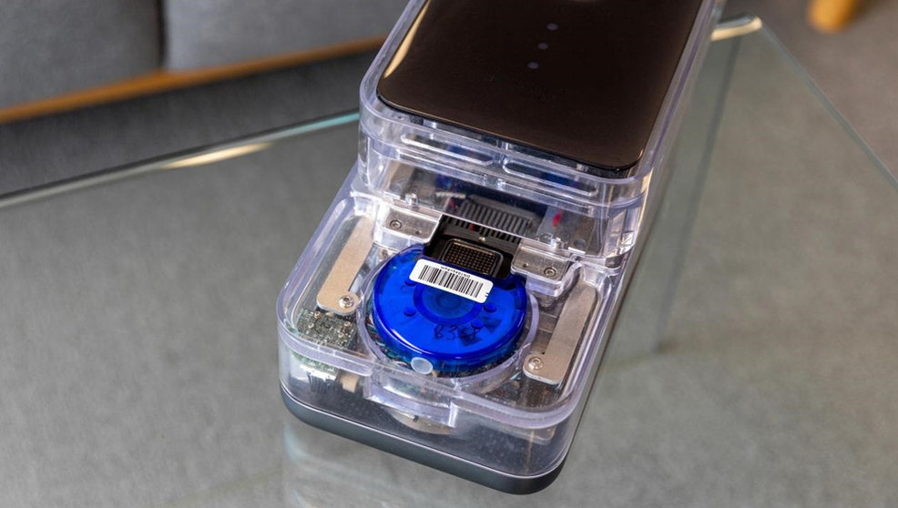 El cartucho CovidNudge circular azul dentro del analizador NudgeBox, prueba del coronavirus en 90 minutos