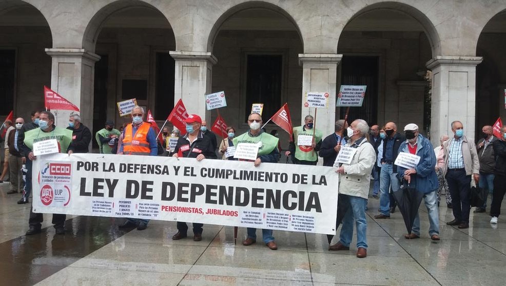 Concentración de pensionistas de UGT y CC.OO en la Plaza Porticada