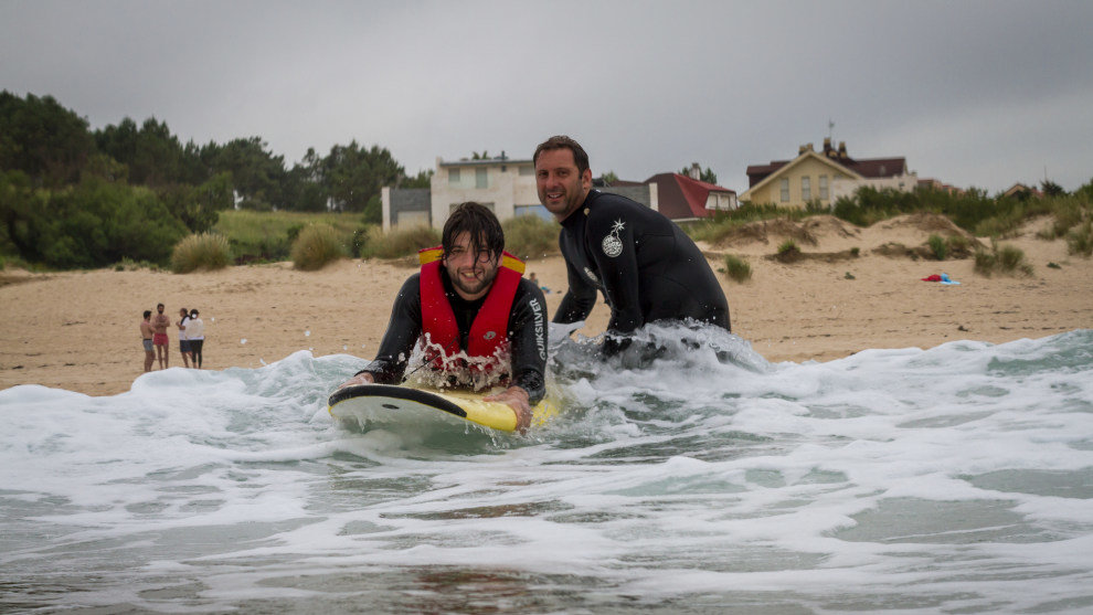 Surfista con discapacidad aprende a surfear en Somo