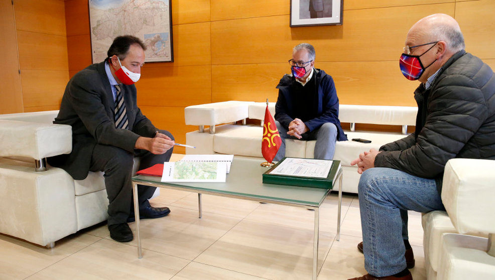 El consejero de Obras Públicas, Ordenación del Territorio y Urbanismo, José Luis Gochicoa, se reúne con el alcalde de Medio Cudeyo, Juan José Perojo