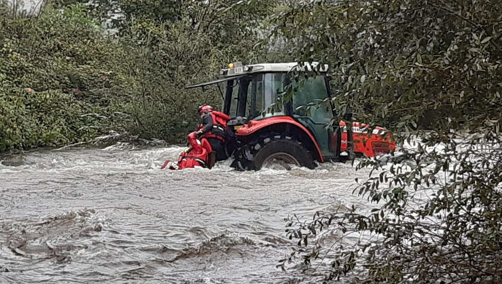 Tractor atrapado en el río Pisueña