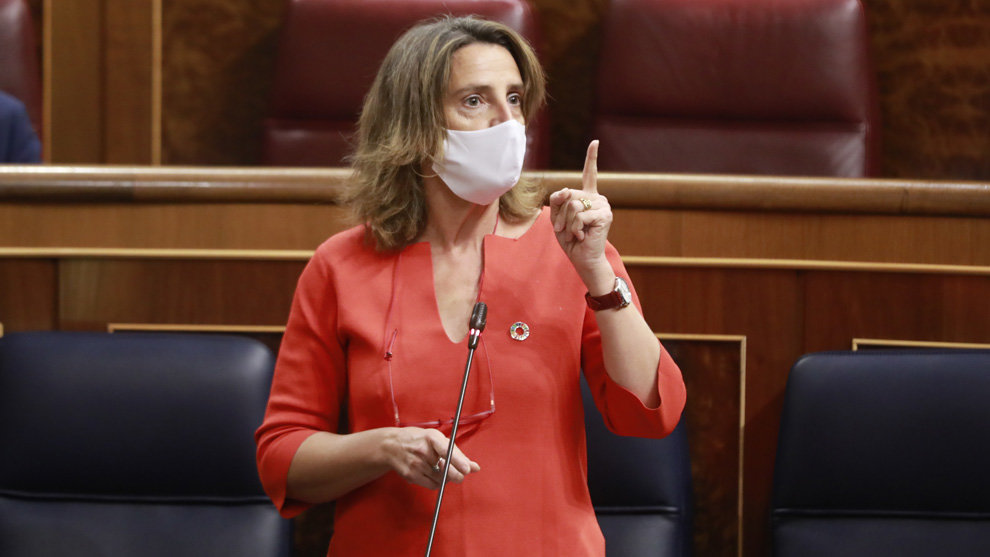 La vicepresidenta cuarta del Gobierno, Teresa Ribera, interviene durante una sesión de control al Gobierno en el Congreso de los Diputados, en Madrid