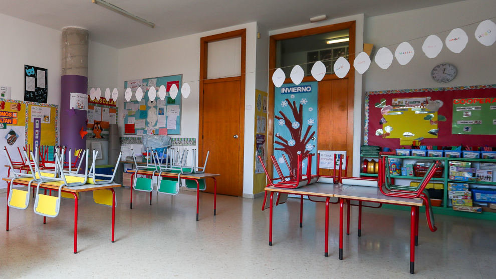 Mesas y sillas recogidas en un aula