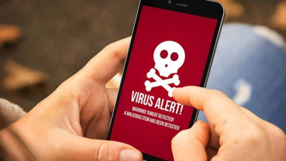 Teléfono móvil alerta de un virus