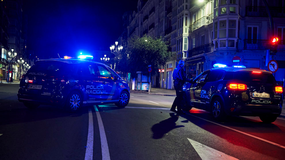 Dos coches de Policía Nacional circulan por la calle Calvo Sotelo