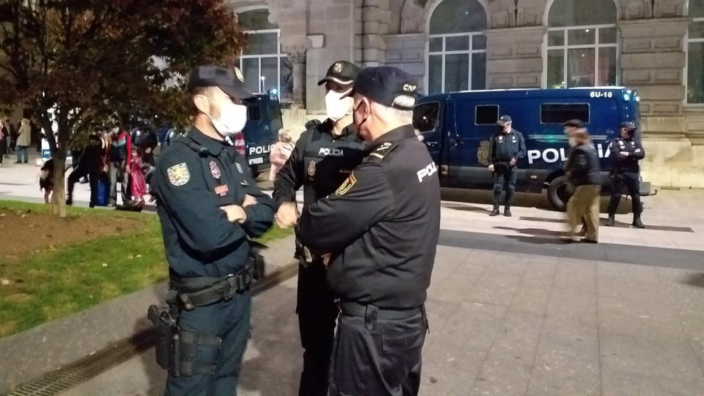 El Jefe Superior de Policia Nacional de Cantabria supervisa el dispositivo de Santander junto al Jefe de la UIP de Bilbao y el Coordinador de Servicio de la Policía Nacional | Foto: Policía Nacional