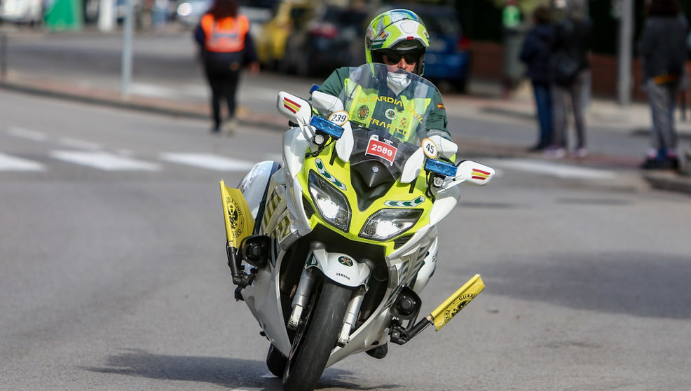 Una moto de la Guardia Civil de Tráfico durante el paso de la Vuelta Ciclista a España por Pozuelo de Alarcón (Madrid)