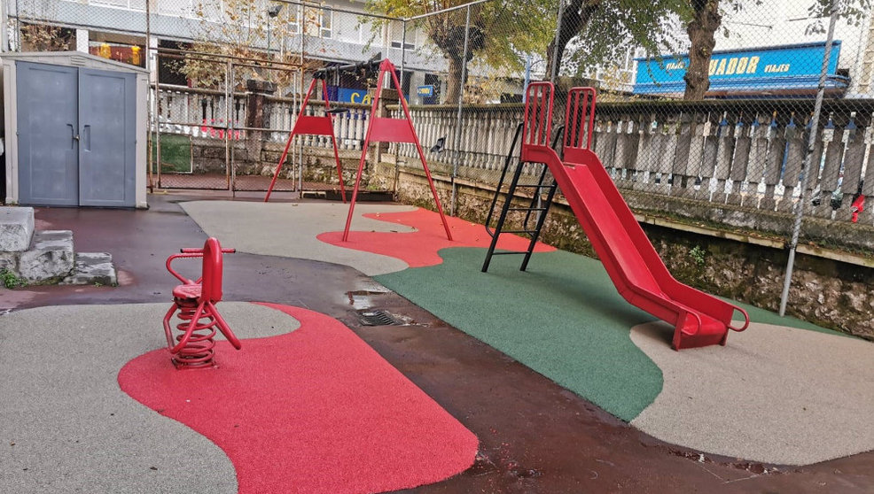 Parques infantiles en colegios de Laredo
