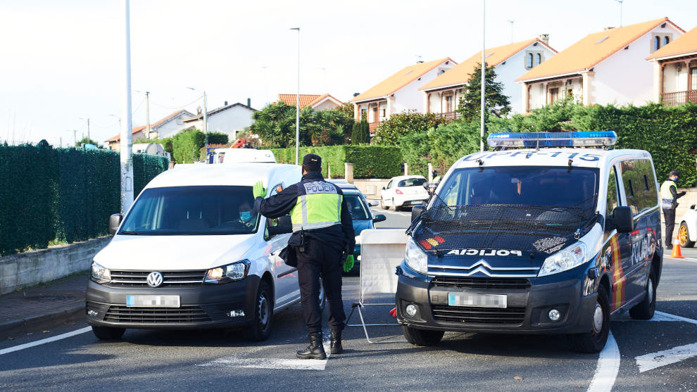 Agentes de la Policía Nacional realizan controles de movilidad en la rotonda de Corbán