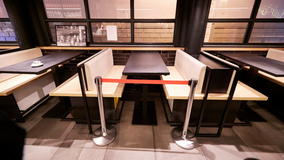 Mesas con medidas de seguridad en un restaurante