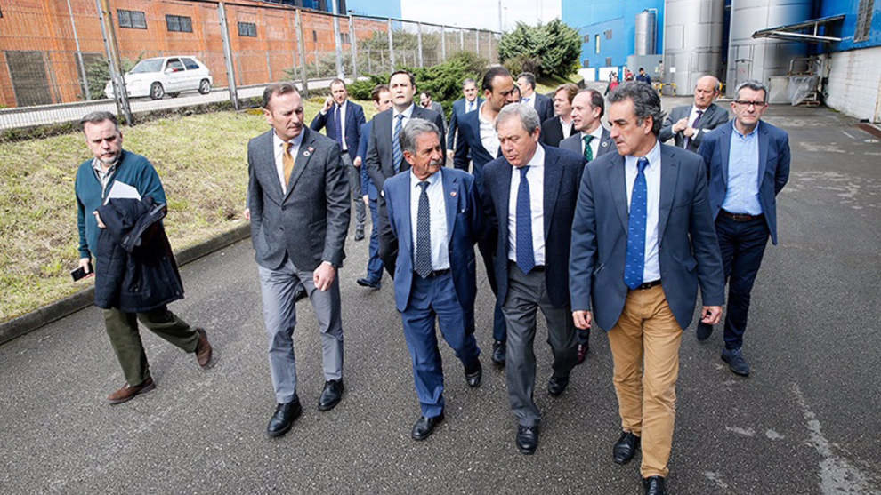Imagen de archivo de una visita del presidente de Cantabria, Miguel Ángel Revilla, y el consejero de Industria, Francisco Martín, a las instalaciones de ASPLA