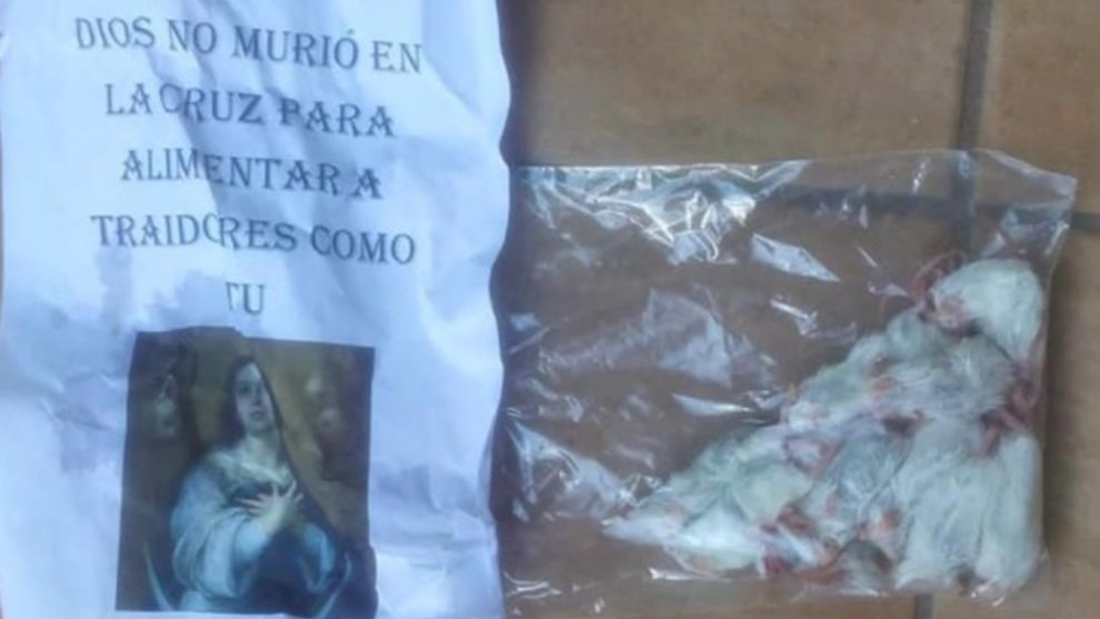 Carteles con insultos y bolsas de ratas muertas depositadas en la iglesia protestante Nueva Vida