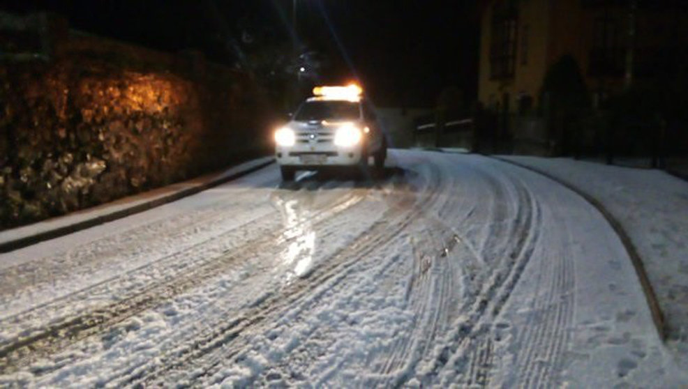 Vehículo circulando por una carretera con nieve de Cantabria