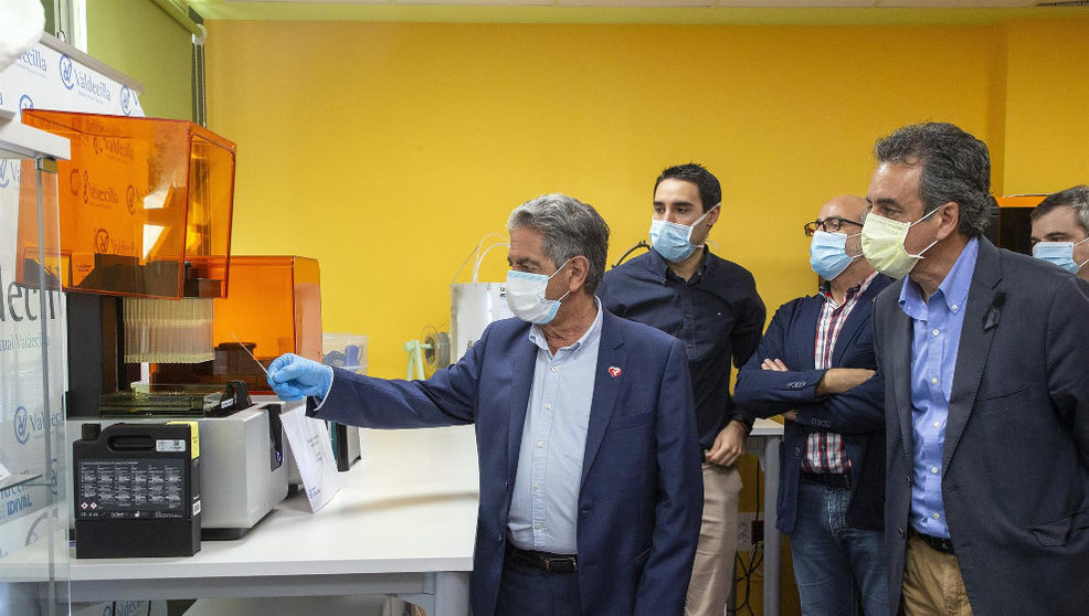 El presidente de Cantabria, Miguel Ángel Revilla, y el consejero de Innovación, Francisco Martín, en el Hospital Virtual de Valdecilla