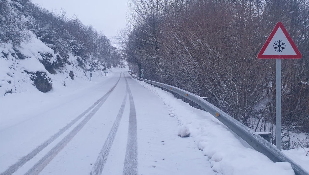 Carretera de Cantabria nevada