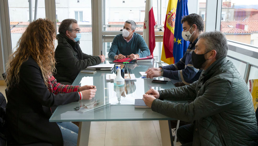 El vicepresidente de Cantabria, Pablo Zuloaga, con el alcalde de Noja, Miguel Ángel Ruiz, durante el encuentro