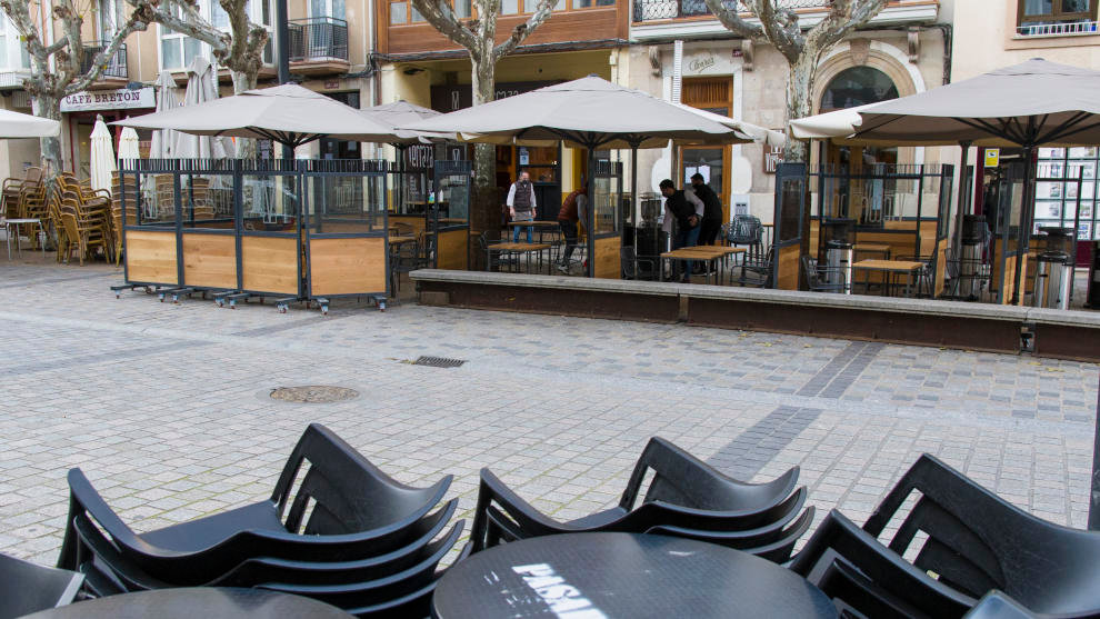 Un camarero recoge su establecimiento a las 17:00 horas el día de la entrada en vigor de nuevas restricciones impuestas por el gobierno de la Rioja, en Logroño