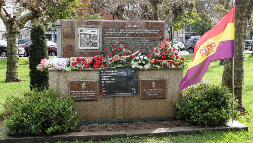 El Memorial de los Deportados laredanos tras depositarse las flores