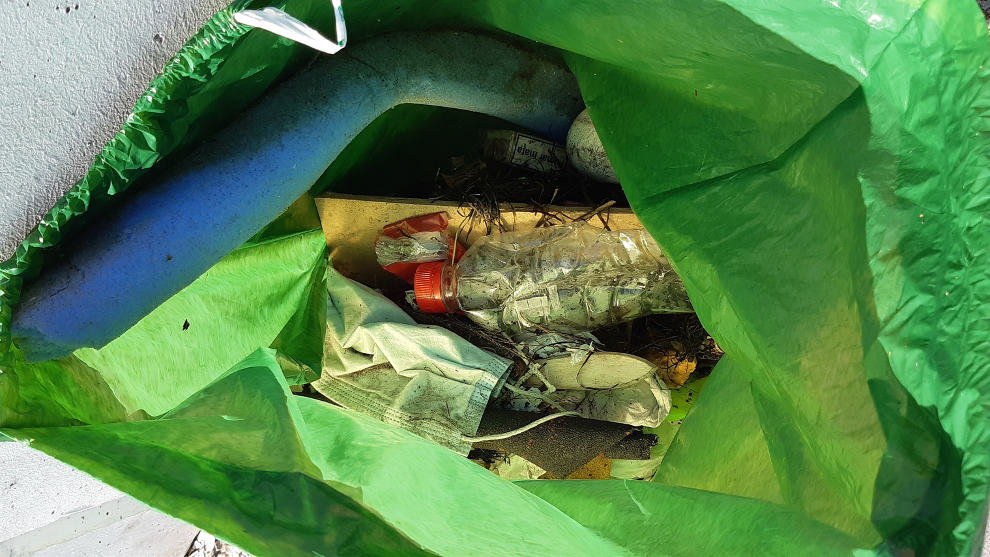 Mascarillas y guantes entre residuos recogidos del litoral