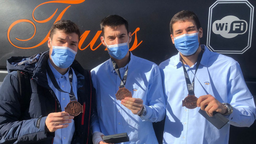 Álex Dujshebaev, Ángel Fernández y Dani Dujshebaev posan con la medalla de bronce | Foto: Federación Cántabra de Balonmano