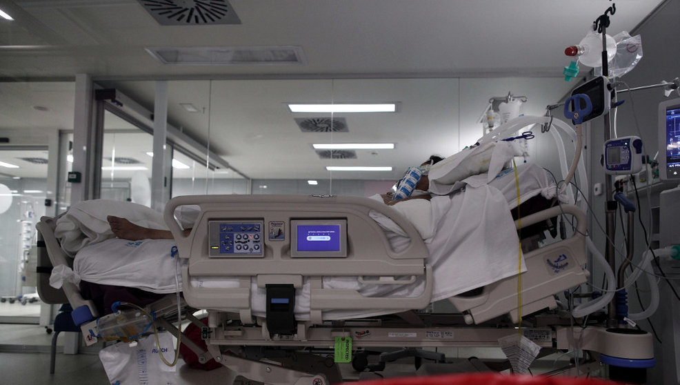 Un enfermo en una cama de la UCI del Hospital de Emergencias Isabel Zendal de Madrid