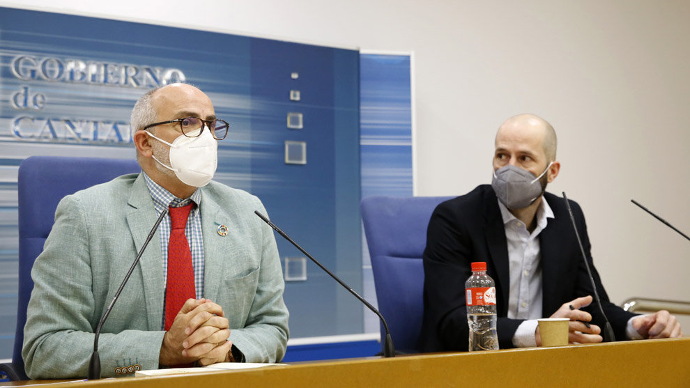 El consejero de Sanidad, Miguel Rodríguez, y el director general de Salud Pública, Reinhard Wallmann, durante una rueda de prensa