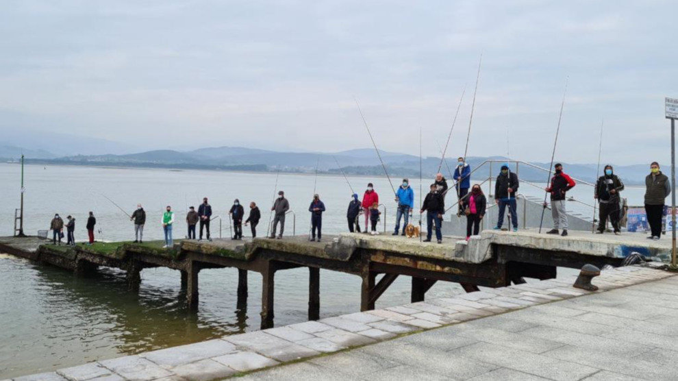 Los pescadores deportivos se manifiestan en Santoña en defensa de su actividad