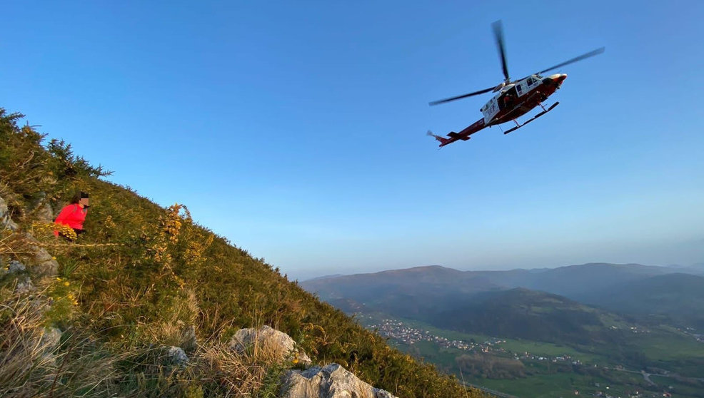 El helicóptero del Gobierno rescata a una senderista lesionada en el tobillo en Los Corrales de Buelna