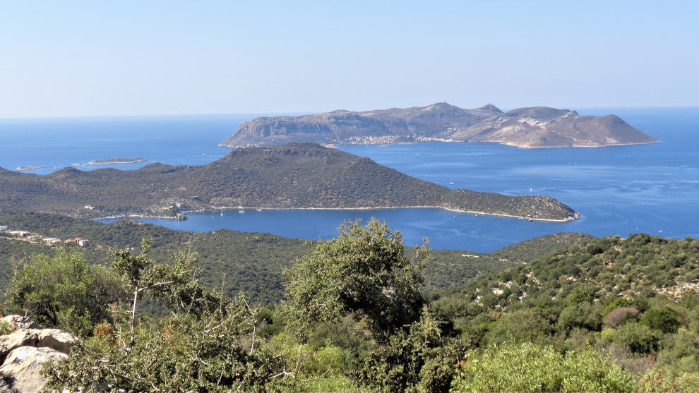 Costa Licia con isla griega de Castellorizon al fondo