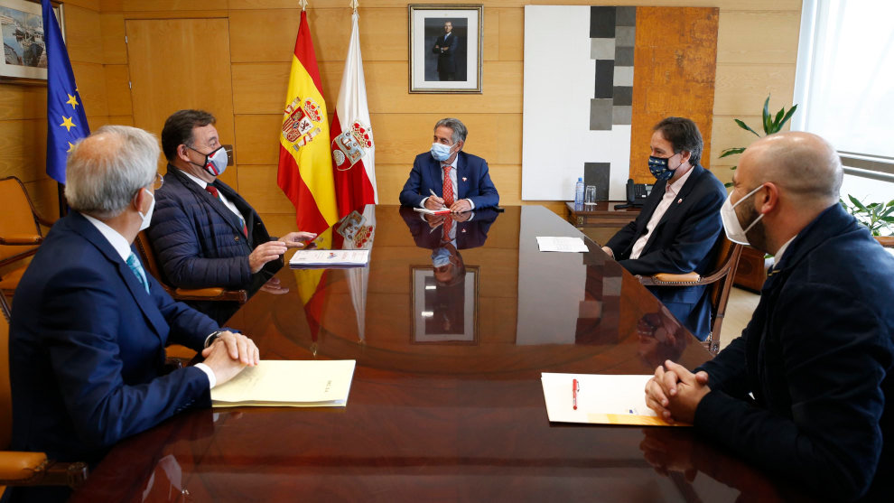 El presidente de Cantabria, Miguel Ángel Revilla, y el consejero de Obras Públicas, José Luis Gochicoa, se reúnen con la Asociación de Constructores de Cantabria