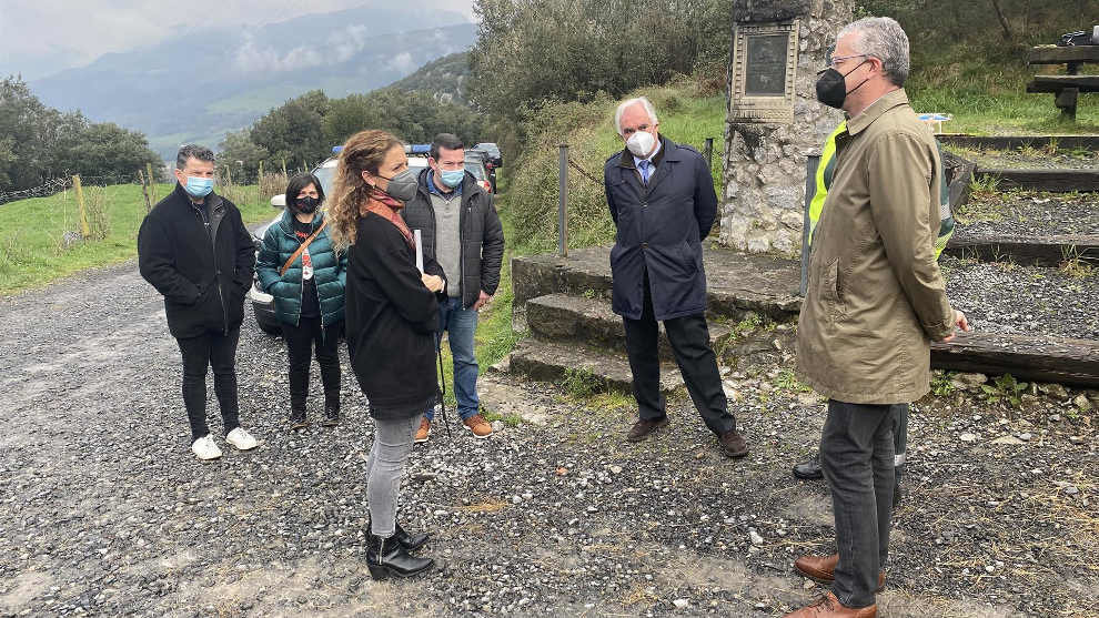 La delegada del Gobierno en Cantabria, Ainoa Quiñones, visita el tramos N-629, donde la DGT ha colocado uno de los tres carteles que advierten de riesgo a los motoristas 