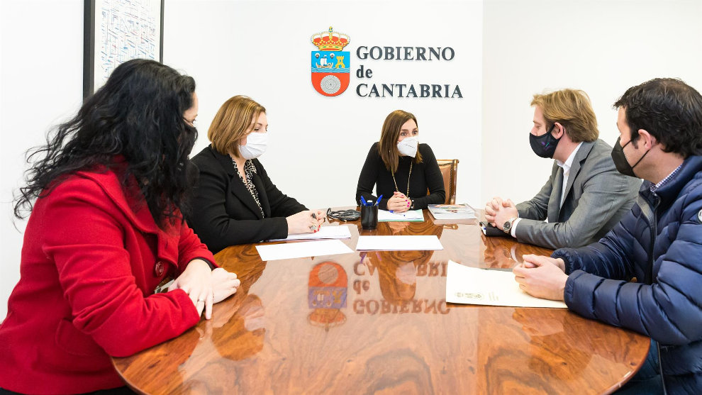 La consejera de Presidencia, Interior, Justicia y Acción Exterior, Paula Fernández Viaña, se reúne con la Federación de Municipios de Cantabria (FMC)