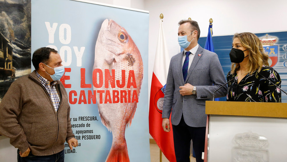 Guillermo Blanco junto al presidente de la Federación de Cofradías de Pescadores de Cantabria, Miguel Fernández y  la directora general de Pesca y Alimentación, Marta López
