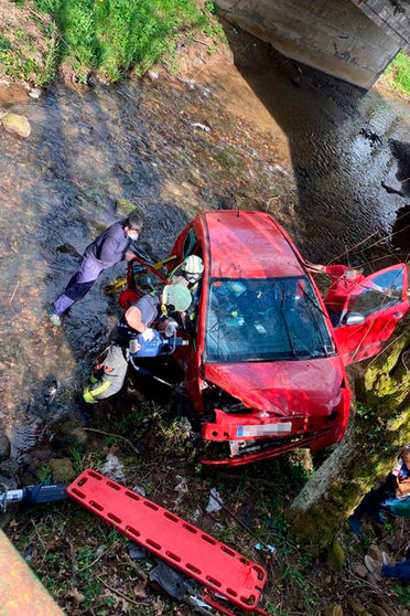 Estado del vehículo tras caer al arroyo en Villafufre | Foto: 112 Cantabria