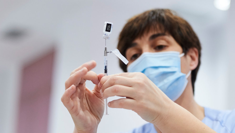 Una trabajadora sanitaria sostiene una jeringuilla con la segunda dosis de la vacuna de Pfizer-BioNTech contra la Covid-19 en el Hospital Universitario Marqués de Valdecilla