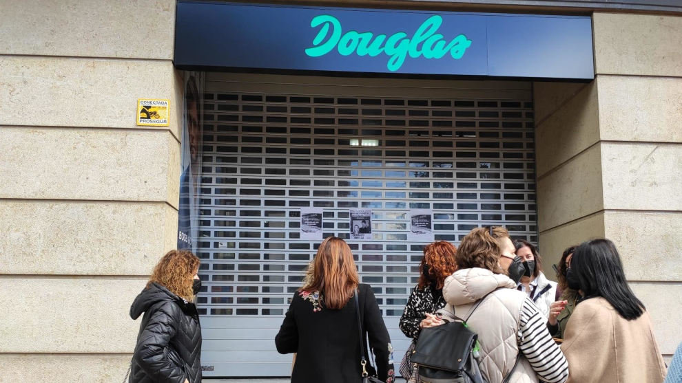 Las trabajadoras de la cadena de perfumerías Douglas han clausurado sus tiendas a modo de protesta por la decisión de la compañía de cerrar 103 tiendas