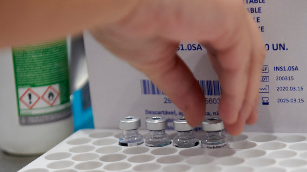 Varios frascos con la segunda dosis de la vacuna de Pfizer-BioNTech contra la Covid-19 en el Hospital Universitario Marqués de Valdecilla