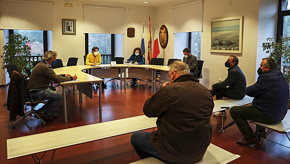 Reunión del Ayuntamiento de Comillas con los hosteleros