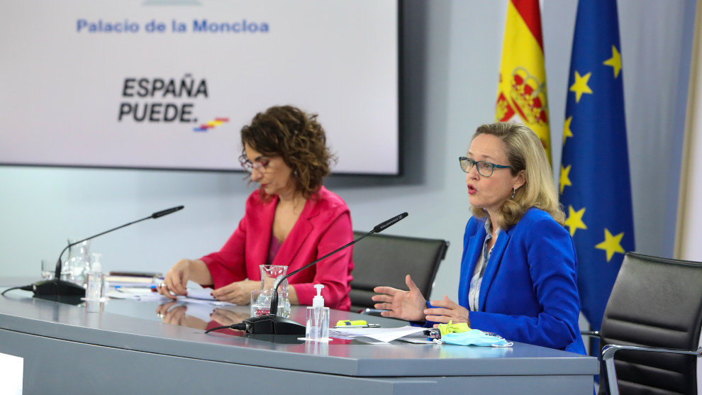 La ministra portavoz y ministra de Hacienda, María Jesús Montero (i); y la vicepresidenta tercera y ministra de Asuntos Económicos y Transformación Digital, Nadia Calviño